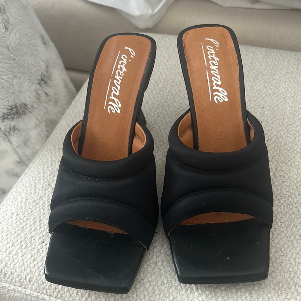 L'INTERVALLE Black Mules with Square Toe and Ruched Design